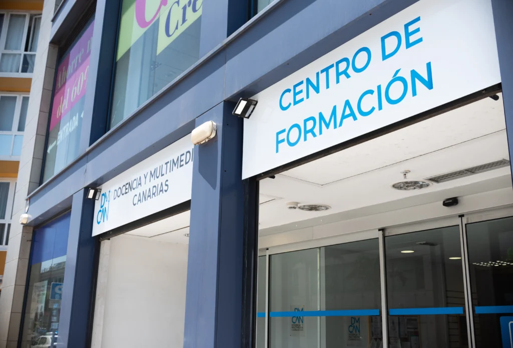 Carteles de la entrada centro de formación Dym Canarias